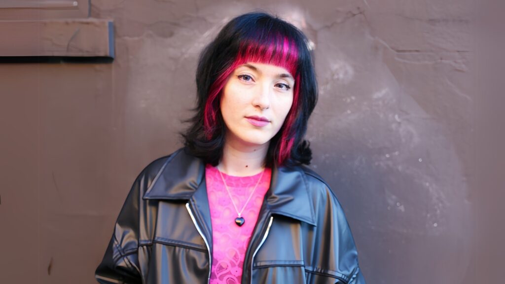 Jewelia indie pop artist from London